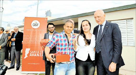 Bonfatti entregó viviendas, libros y escrituras en su visita al norte Bonfatti entregó viviendas, libros y escrituras en su visita al norte